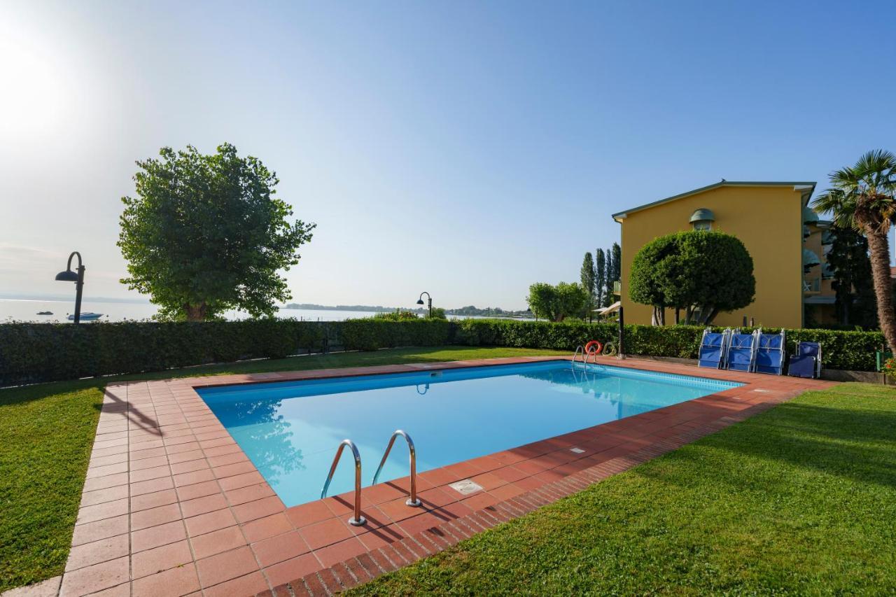 Lake Apartment Primea Сирмионе Экстерьер фото
