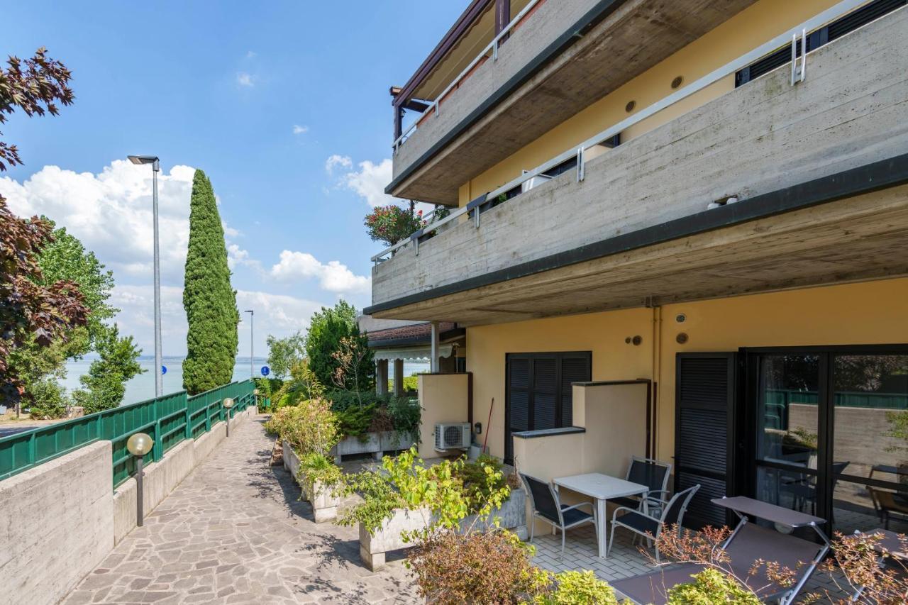 Lake Apartment Primea Сирмионе Экстерьер фото